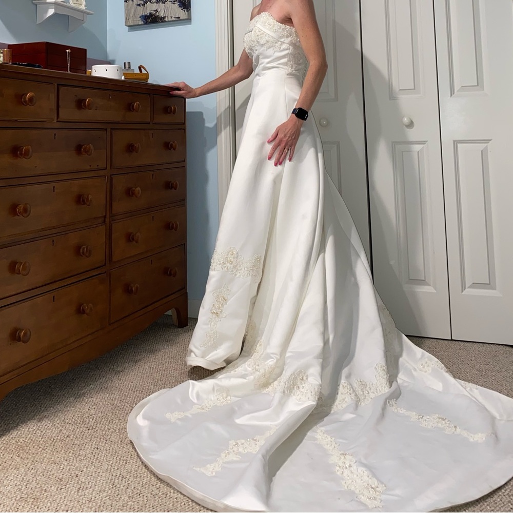 Emme Bridal Strapless Wedding Gown Dress 8 Beaded With FLAWS Unsure if Altered - Picture 3 of 17